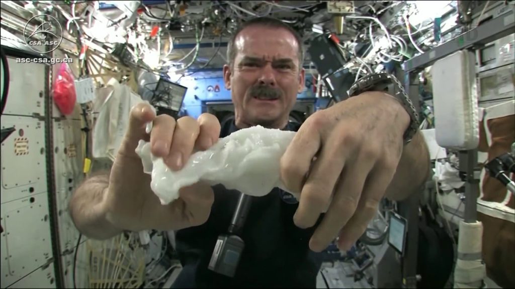 Canadian Space Agency「水に濡れたタオルを宇宙で絞ったらどうなるか？」のサムネイル画像